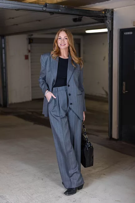 ANINE BING lou trouser black and grey stripe bukse miljo