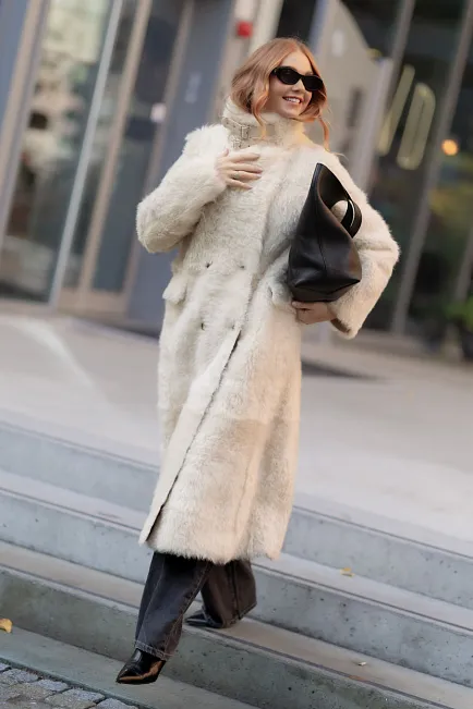 Utzon Chantelle Coat Lacon Teddy Antique White lammeskinnkåpe
