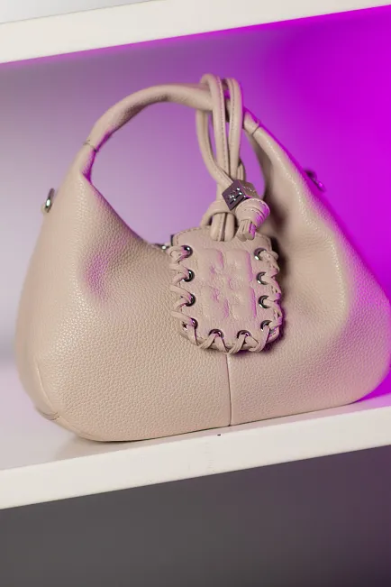 GANNI Hobo Mini Grained White Pepper veske 4