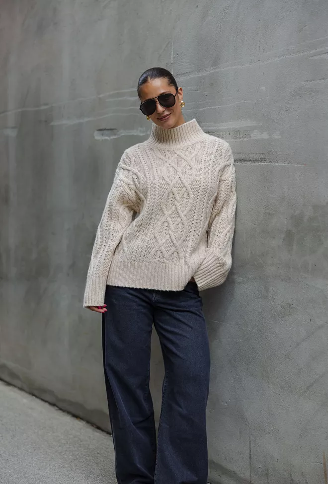 Carma Collection Turid Cable Knit Nature strikket genser