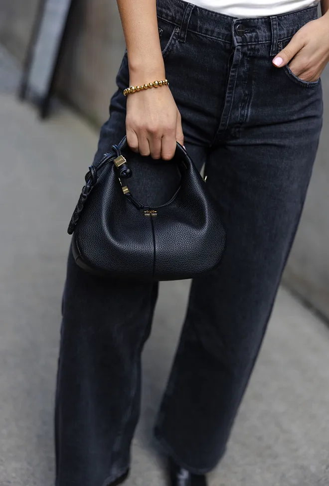 ganni hobo mini grained black veske sort 1