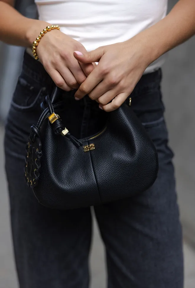 ganni hobo mini grained black veske sort
