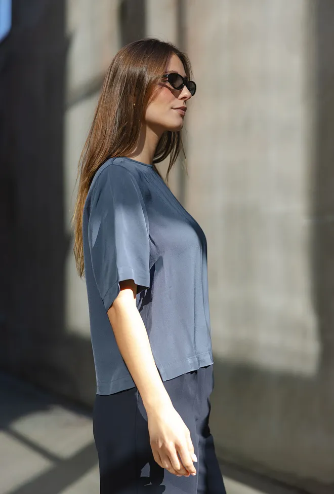 twist&tango leonie satin tee future dusk bluse blå 2