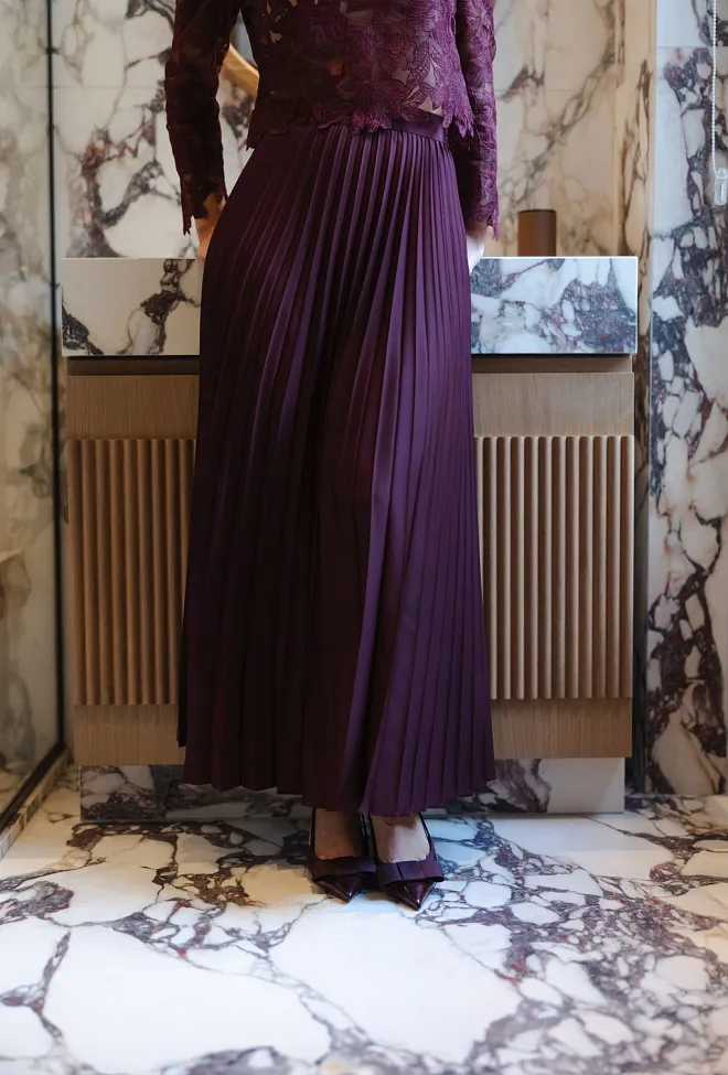 HiiL Studio Amalie Pleated Skirt Burgunder skjørt 1