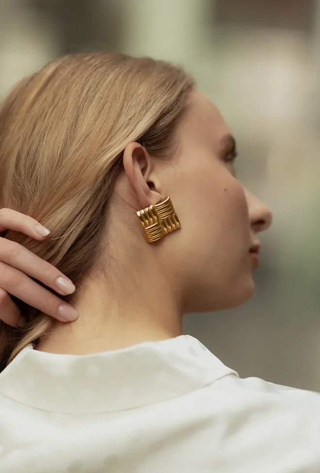 Hiil studio jewelry Braided Square Earrings Gold øredobber 2