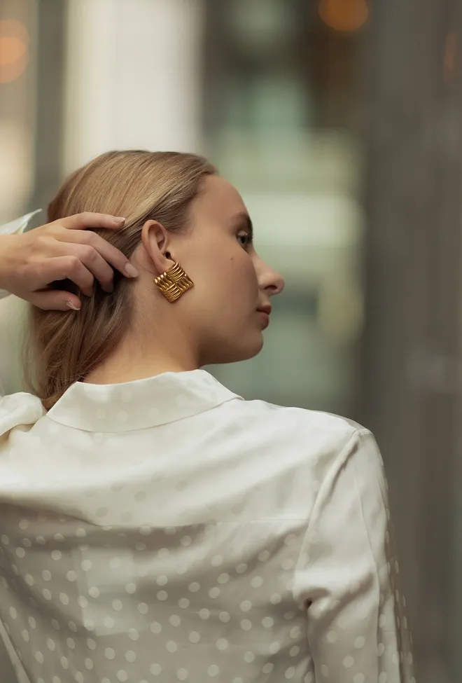 Hiil studio jewelry Braided Square Earrings Gold øredobber 3