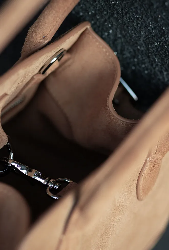 hiil studio x jim rickey tote small suede tan veske 10