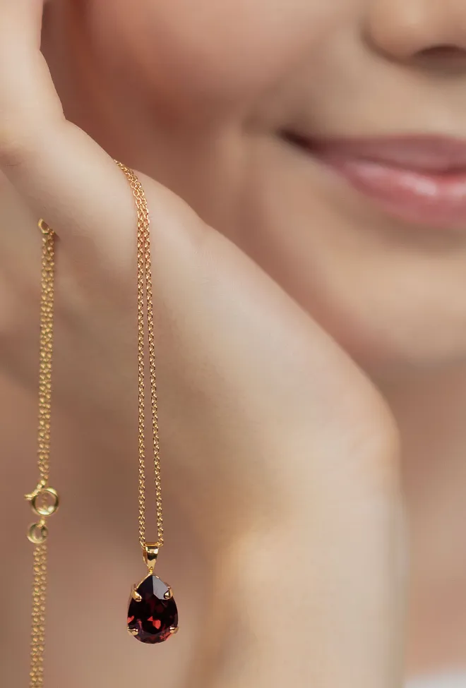 Caroline Svedbom Mini Drop Necklace Gold Burgundy halskjede
