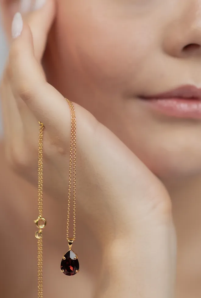 Caroline Svedbom Mini Drop Necklace Gold Burgundy halskjede 2