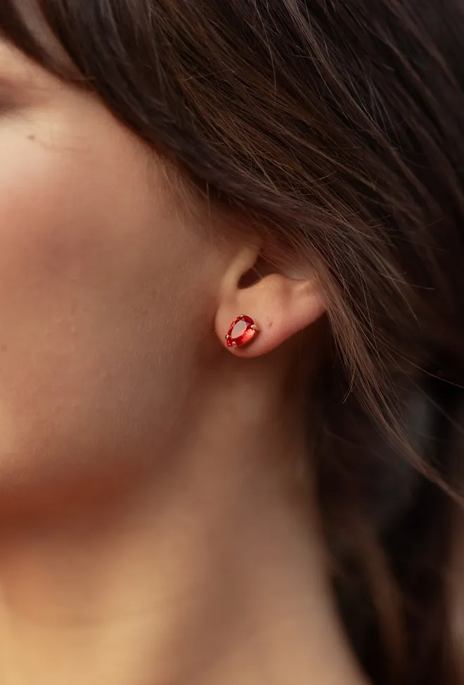 SAND Petite Drop Stud Earrings Gold Light Siam øredobber