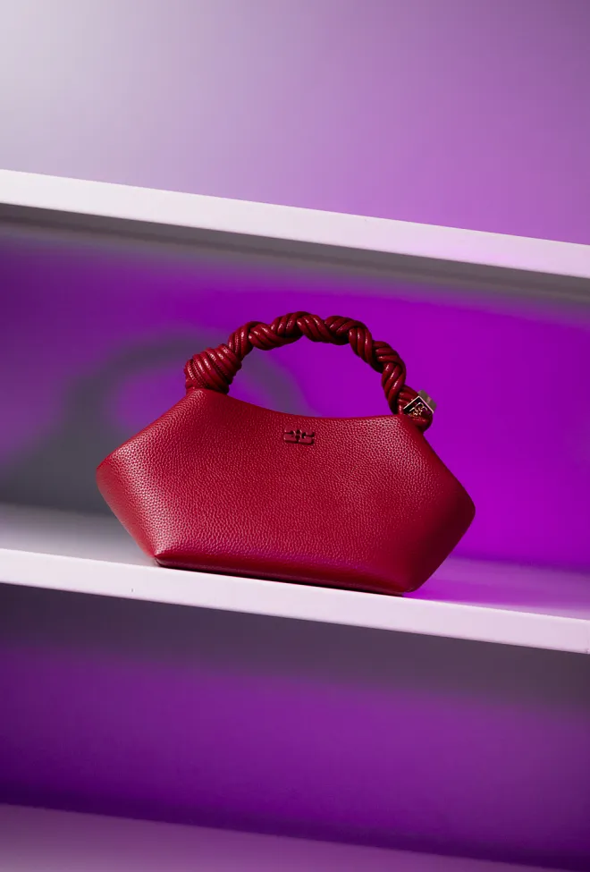 GANNI Bou Bag Small Grained Red Dahlia veske 