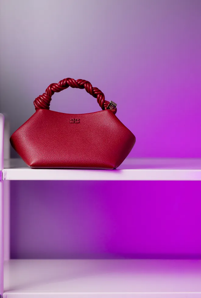 GANNI Bou Bag Small Grained Red Dahlia veske 4