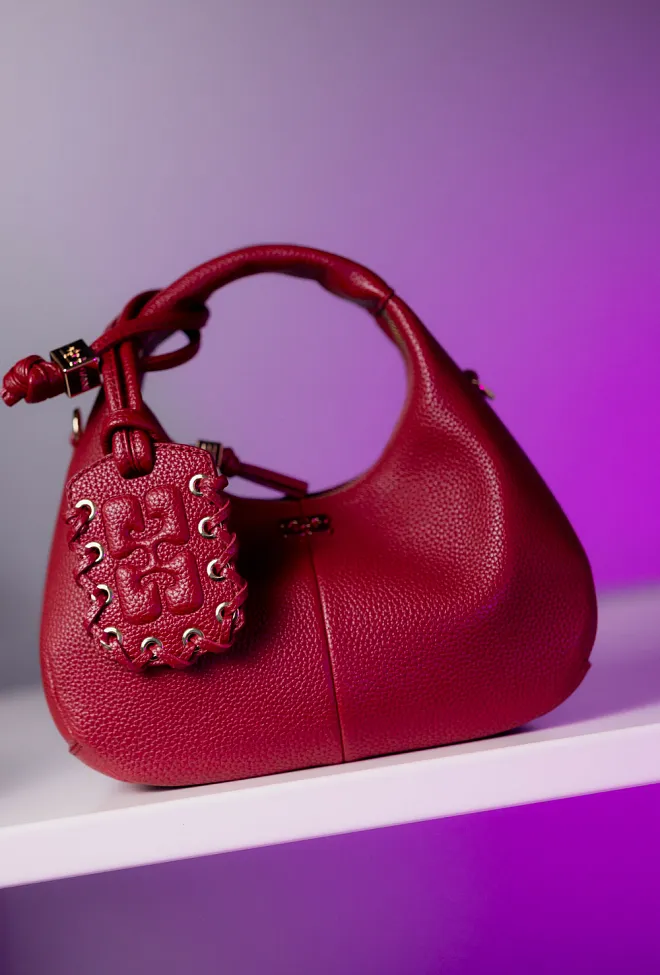 GANNI Hobo Mini Grained Red Dahlia veske