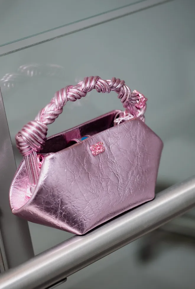 GANNI Bou Bag Mini Crushed Silver Pink veske