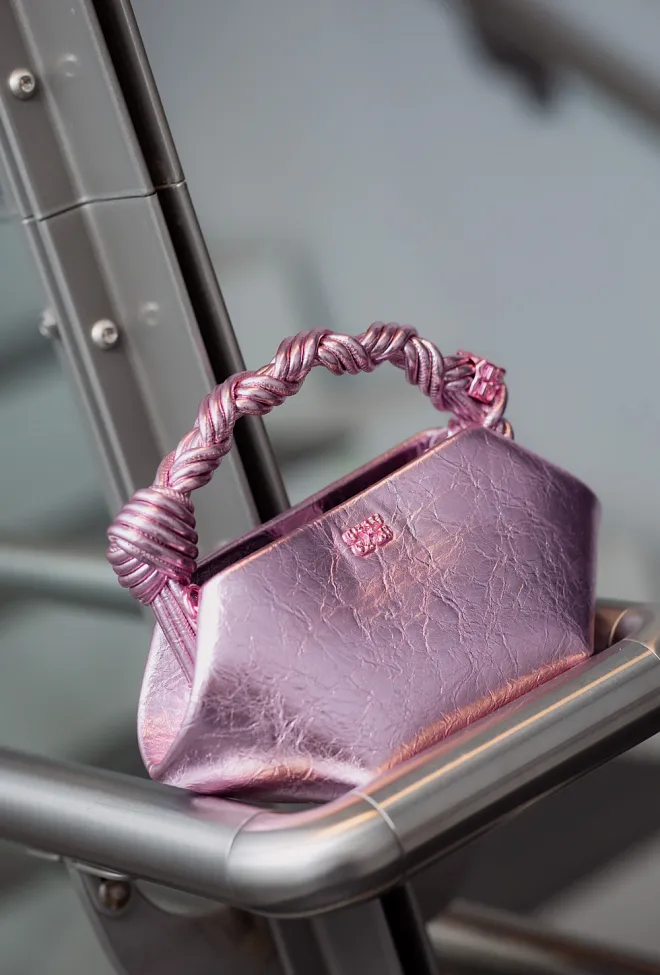 GANNI Bou Bag Mini Crushed Silver Pink veske 3