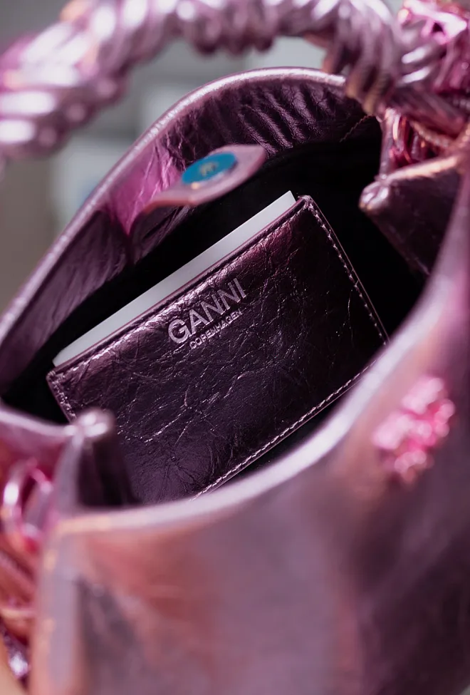 GANNI Bou Bag Mini Crushed Silver Pink veske 4