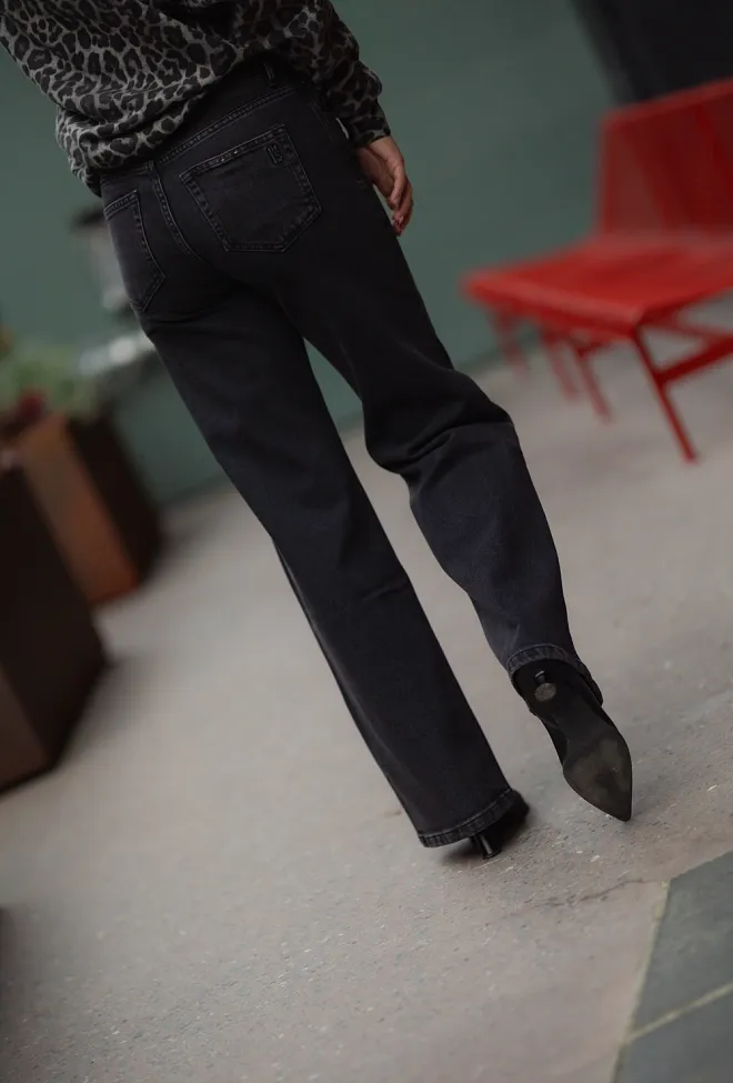 My essential wardrobe The Louis 139 High Wide Black Retro jeans 5
