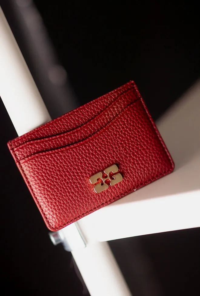 GANNI Card Holder Grained Gold Red Dahlia kortholder