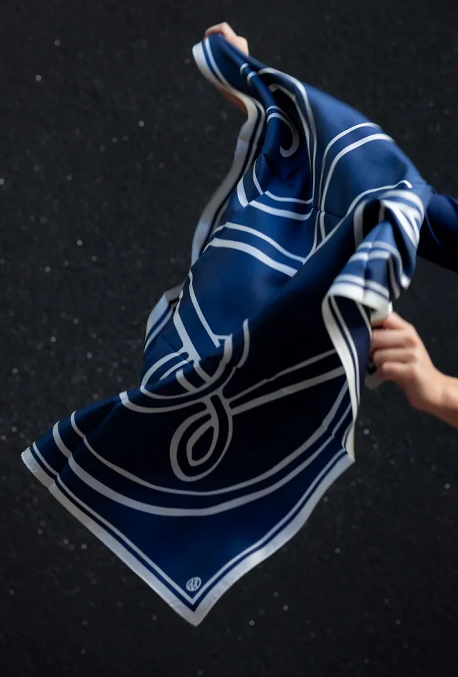 Lescarf Monogram Scarf Navy silkeskjerf 2