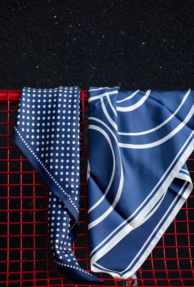 Lescarf Monogram Scarf Navy silkeskjerf 3
