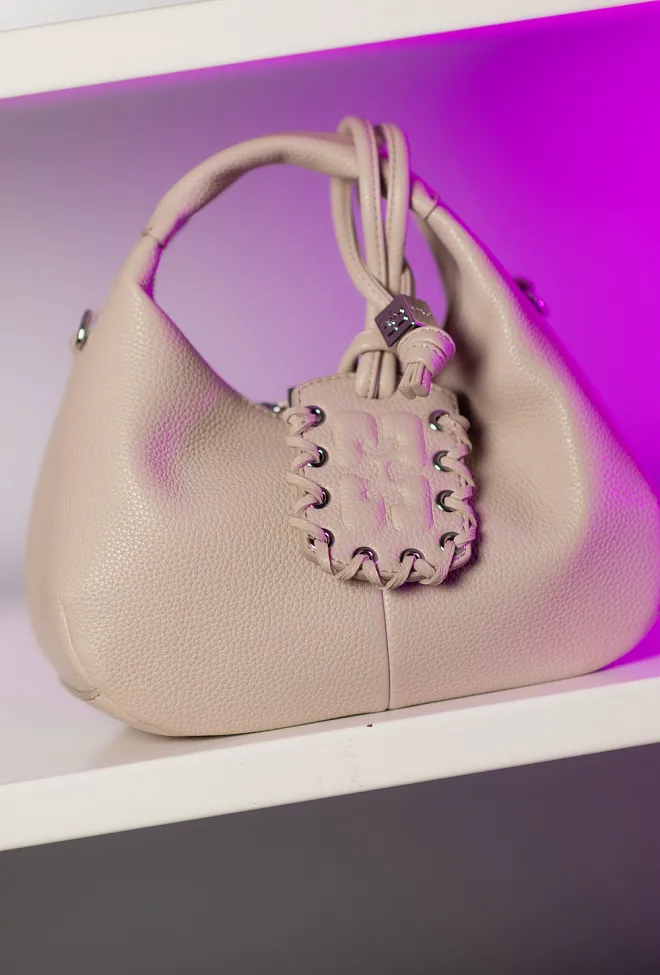 GANNI Hobo Mini Grained White Pepper veske 4