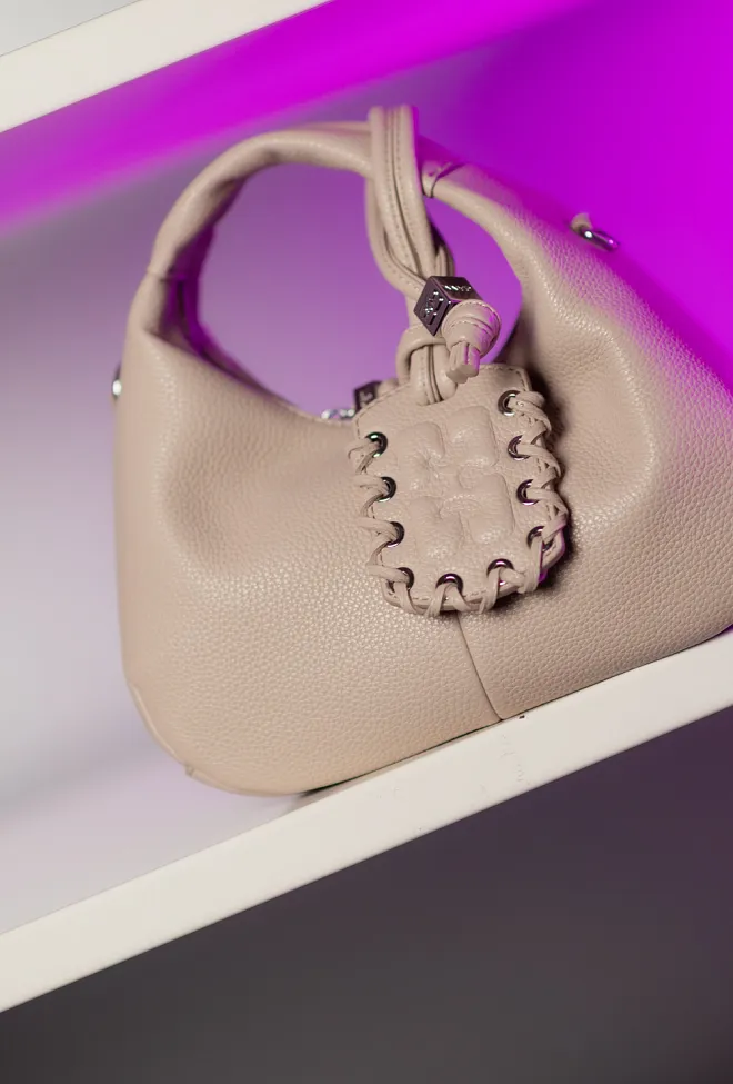 GANNI Hobo Mini Grained White Pepper veske 8