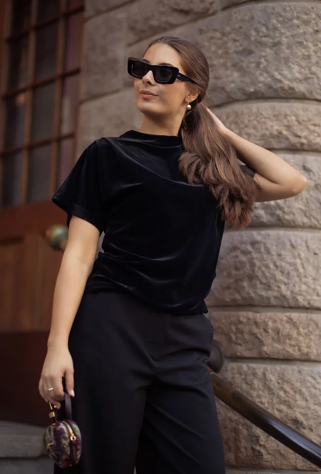 Arnie Says Renee Velvet Tee Black velurtopp