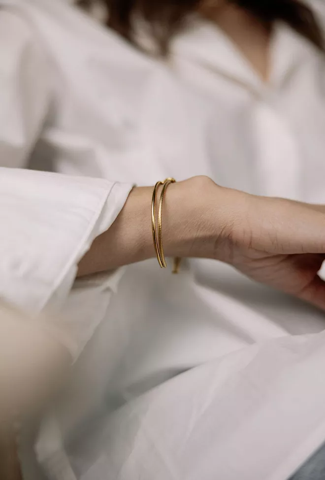 HiiL Studio Jewelry Simple Twist Bangle Gold armbånd 2