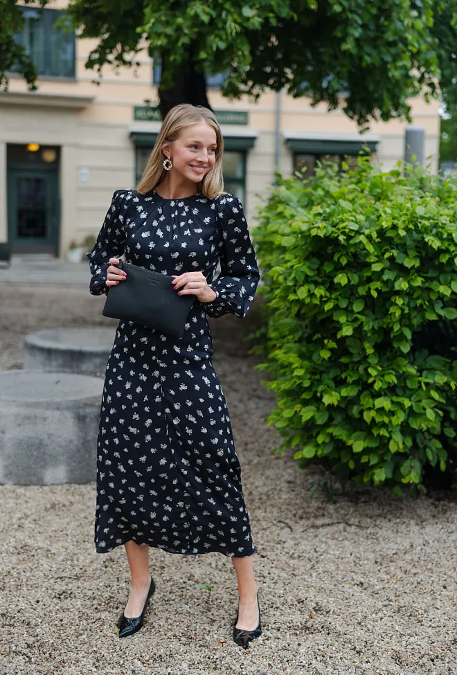 Pia Tjelta Ava Mini Roses Maxi Dress Black maxikjole 2