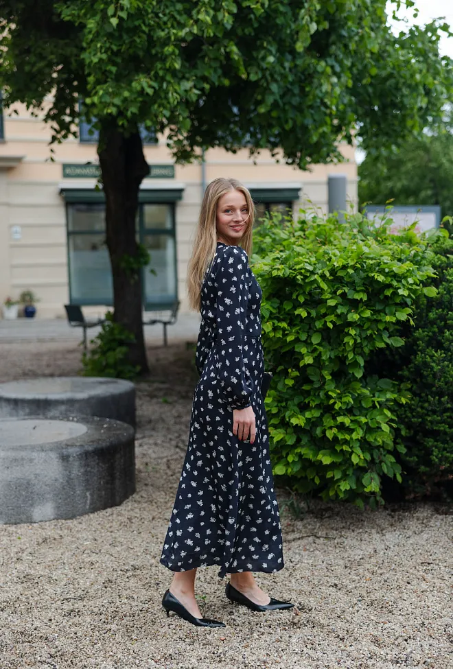 Pia Tjelta Ava Mini Roses Maxi Dress Black maxikjole 5