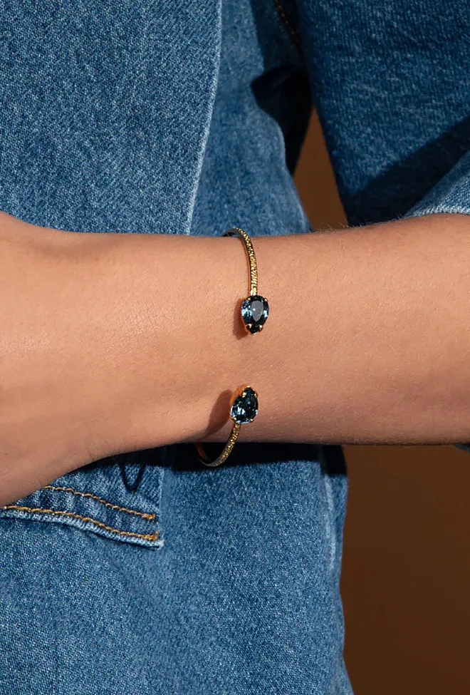 Caroline Svedbom Petite Drop Bracelet Gold Denim Blue armbånd